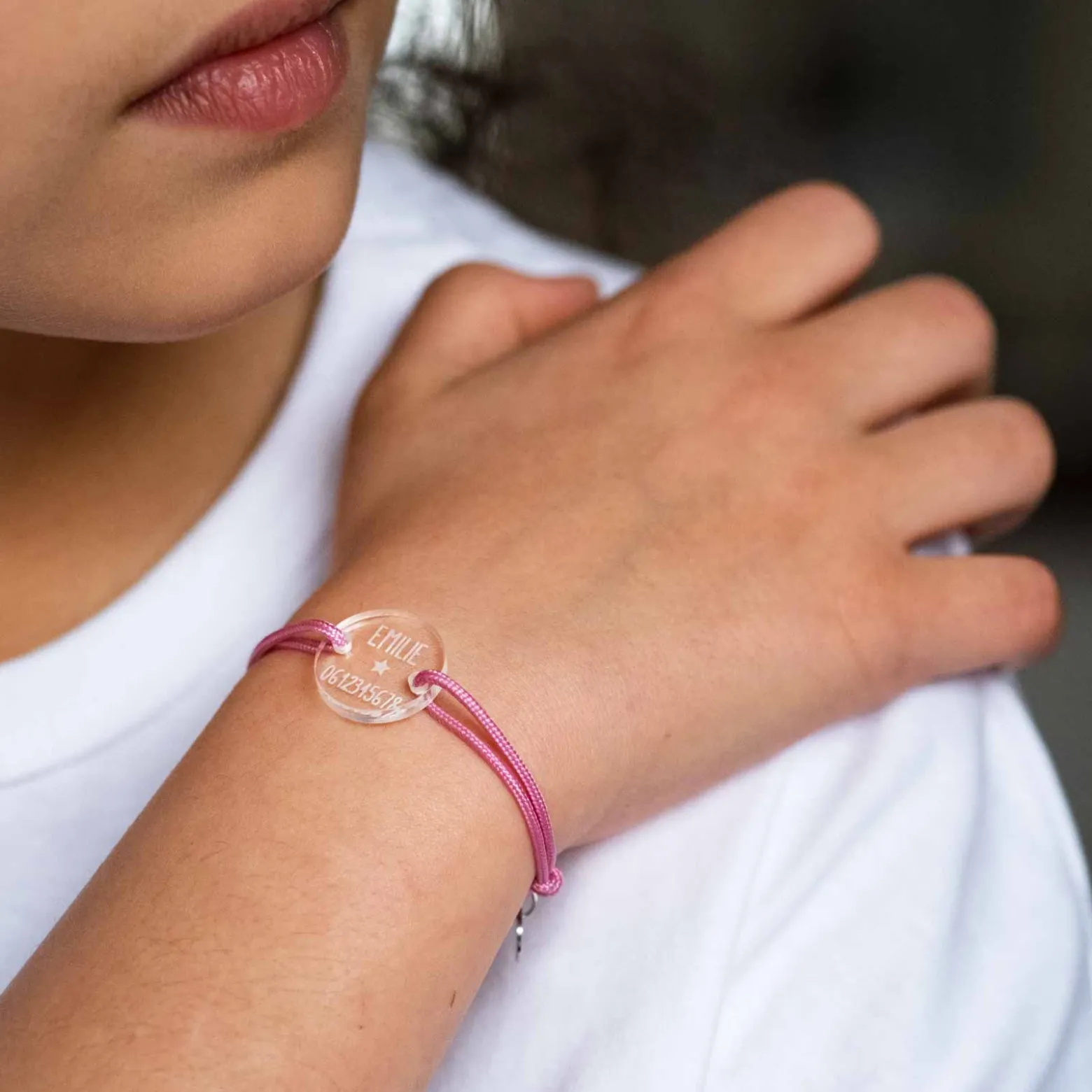Bracelet d'identification enfant médaille gravée acrylique 2 trous 17 mm