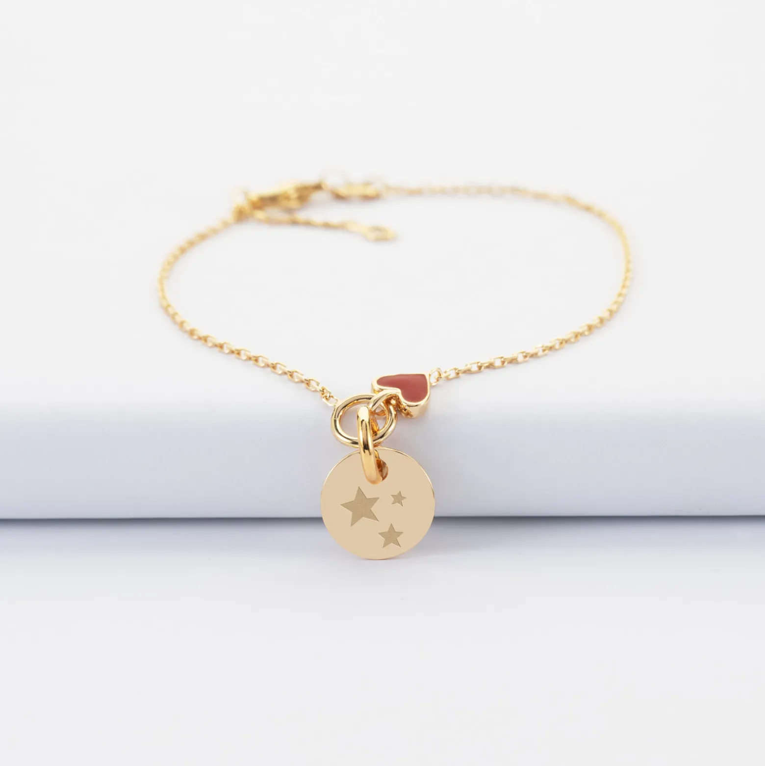 Bracelet enfant chaîne coeur émail rouge personnalisé médaille gravée plaqué or 10 mm