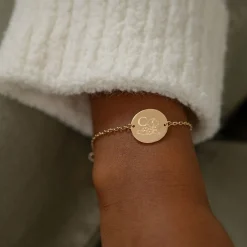 Bracelet enfant chaîne personnalisé initiale médaille gravée plaqué or 2 trous 15 mm - HappyBulle x Marie Savart