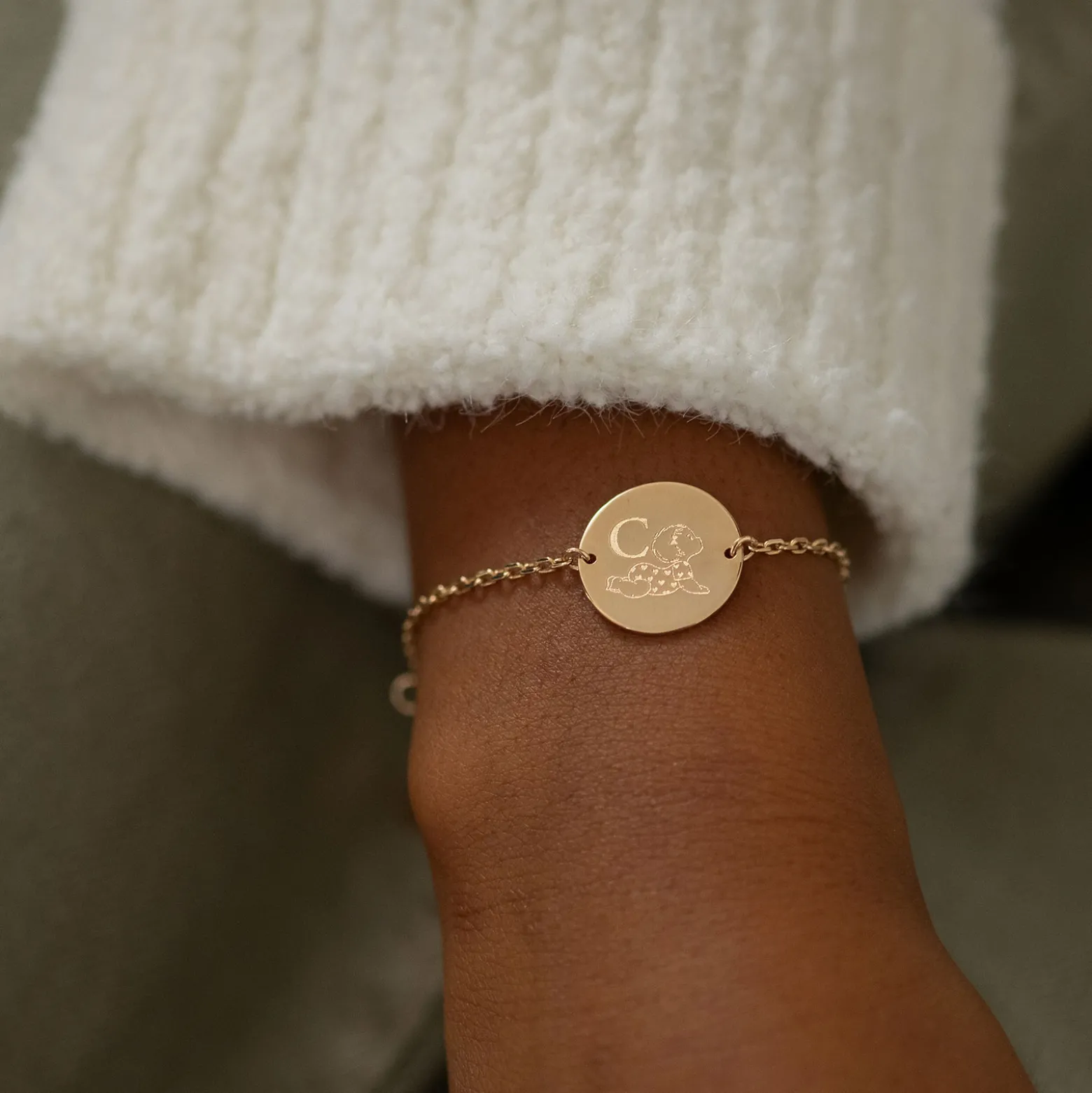 Bracelet enfant chaîne personnalisé initiale médaille gravée plaqué or 2 trous 15 mm - HappyBulle x Marie Savart