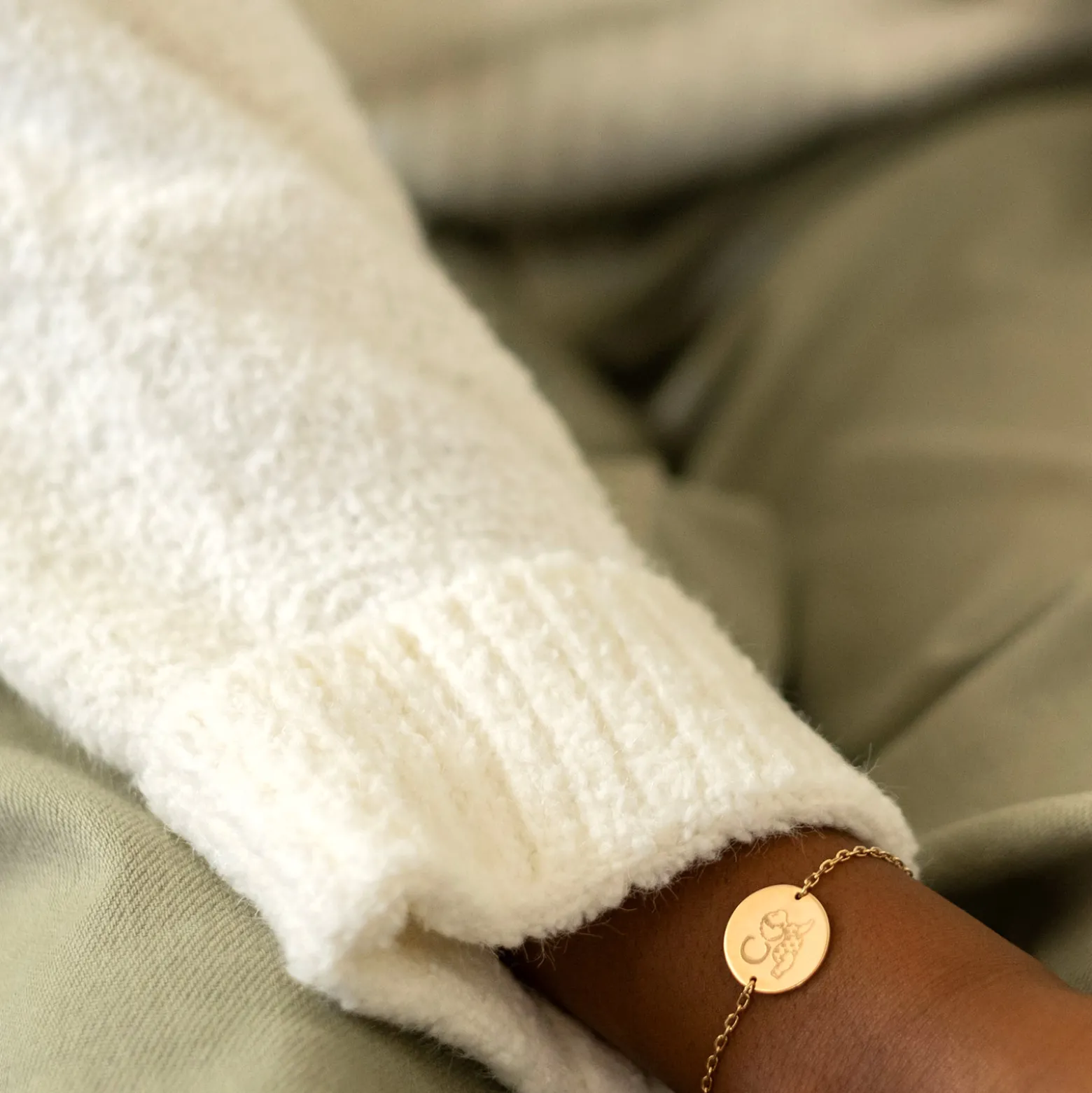 Bracelet enfant chaîne personnalisé initiale médaille gravée plaqué or 2 trous 15 mm - HappyBulle x Marie Savart