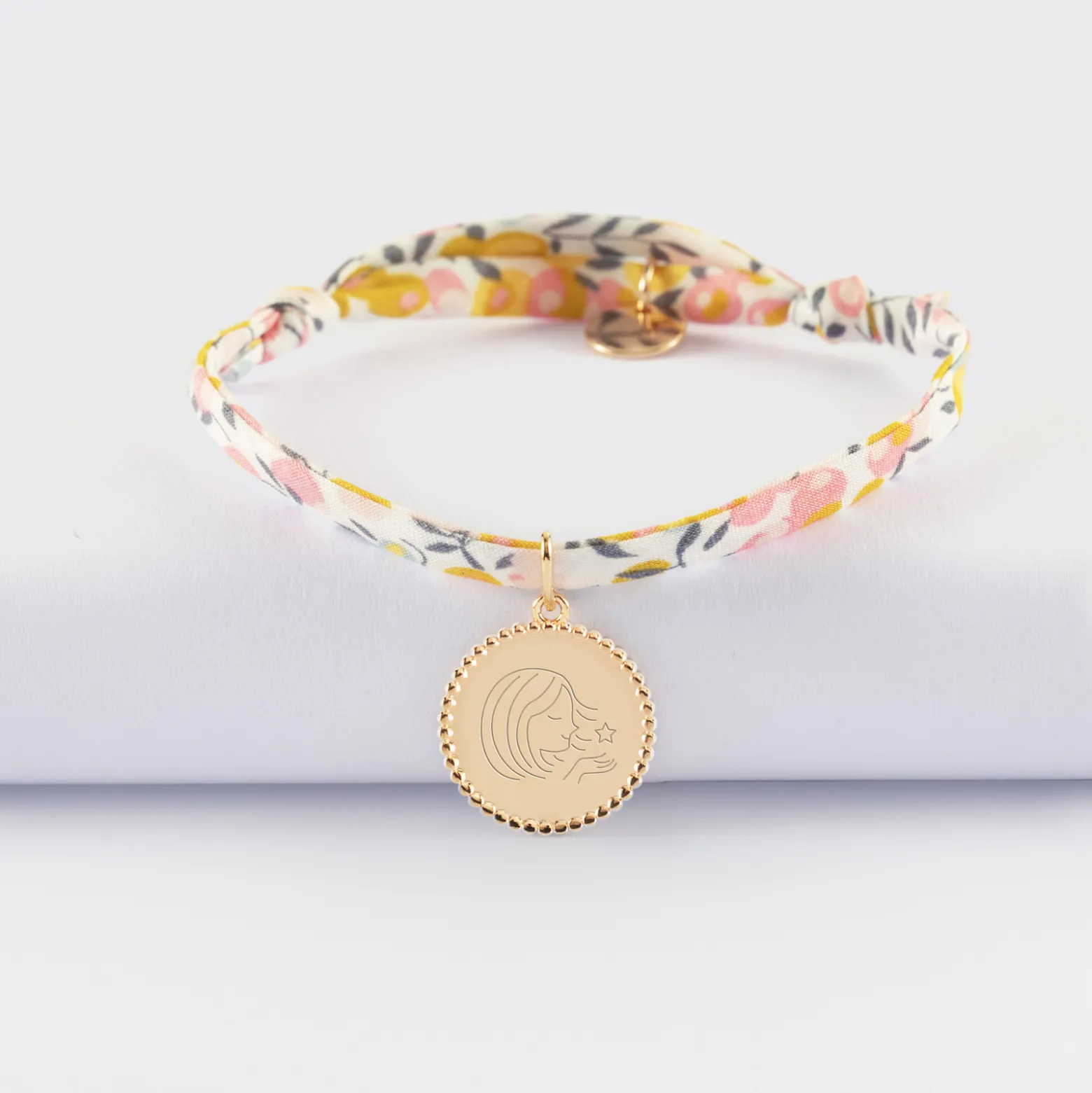 Bracelet enfant Liberty personnalisé médaille gravée plaqué or colombe texturée 14 mm