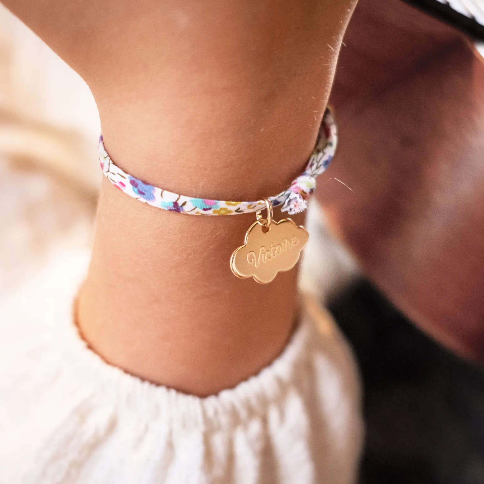Bracelet enfant Liberty personnalisé prénom médaille gravée plaqué or nuage 20x14 mm