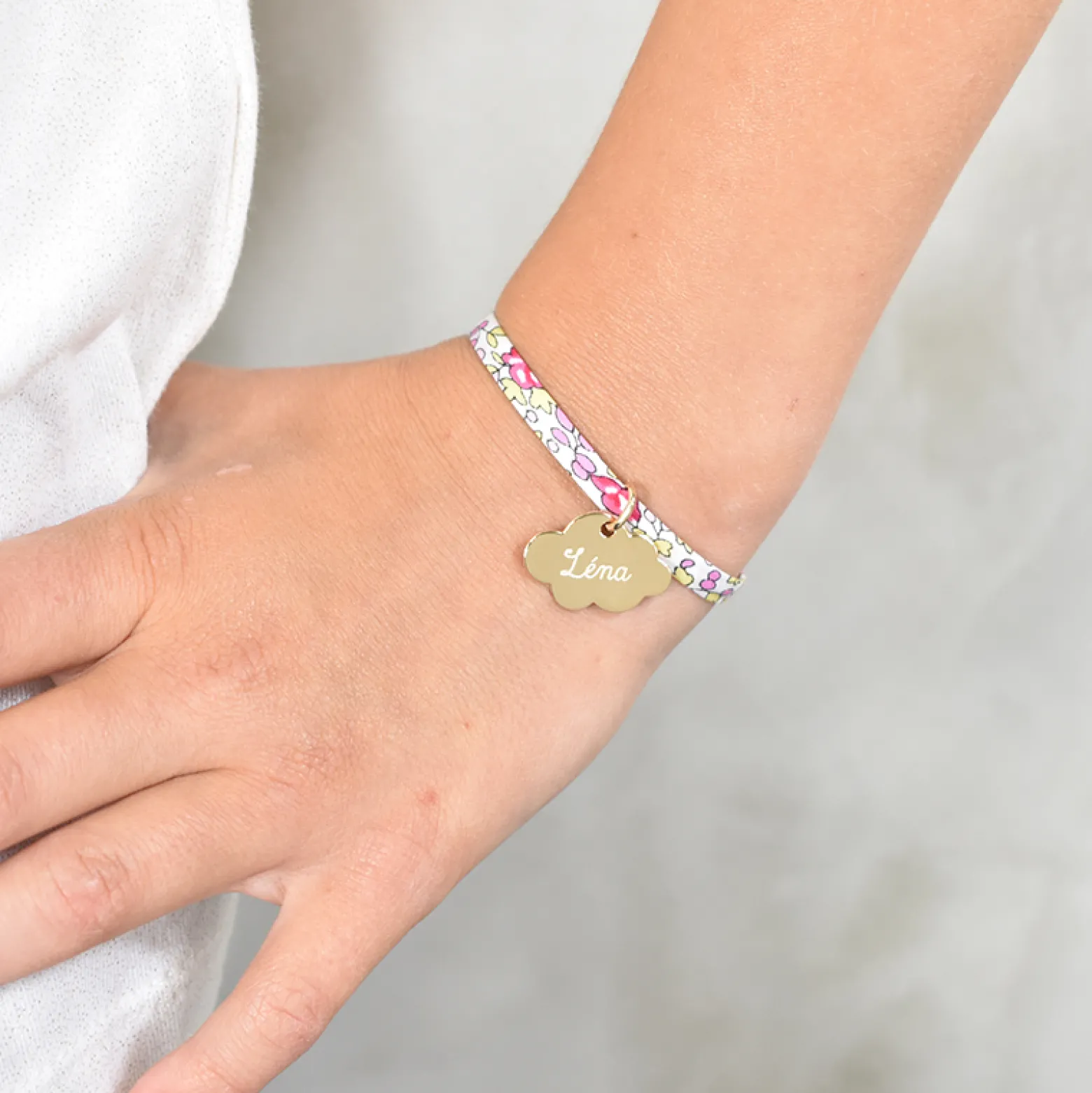 Bracelet enfant Liberty personnalisé prénom médaille gravée plaqué or nuage 20x14 mm