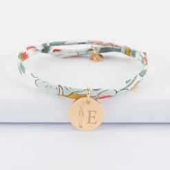 Bracelet enfant Liberty personnalisé initiale médaille gravée plaqué or 15 mm - HappyBulle x Marie Savart