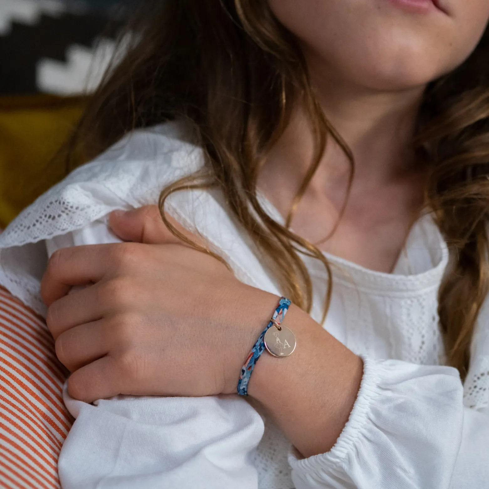 Bracelet enfant Liberty personnalisé initiale médaille gravée plaqué or 15 mm - HappyBulle x Marie Savart
