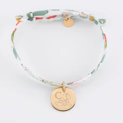 Bracelet enfant Liberty personnalisé initiale médaille gravée plaqué or 15 mm - HappyBulle x Marie Savart