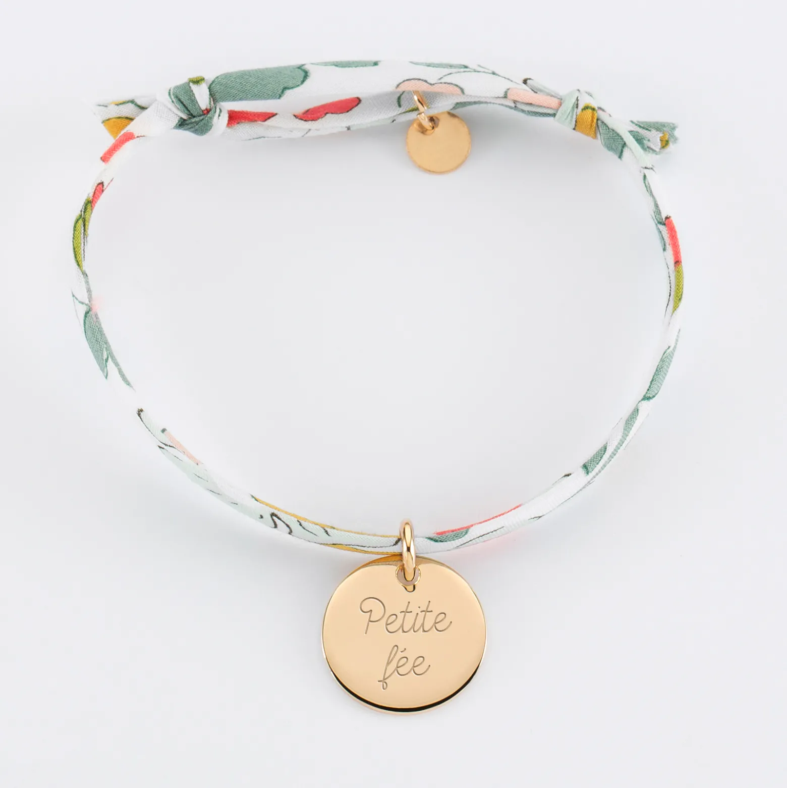 Bracelet enfant Liberty personnalisé initiale médaille gravée plaqué or 15 mm - HappyBulle x Marie Savart
