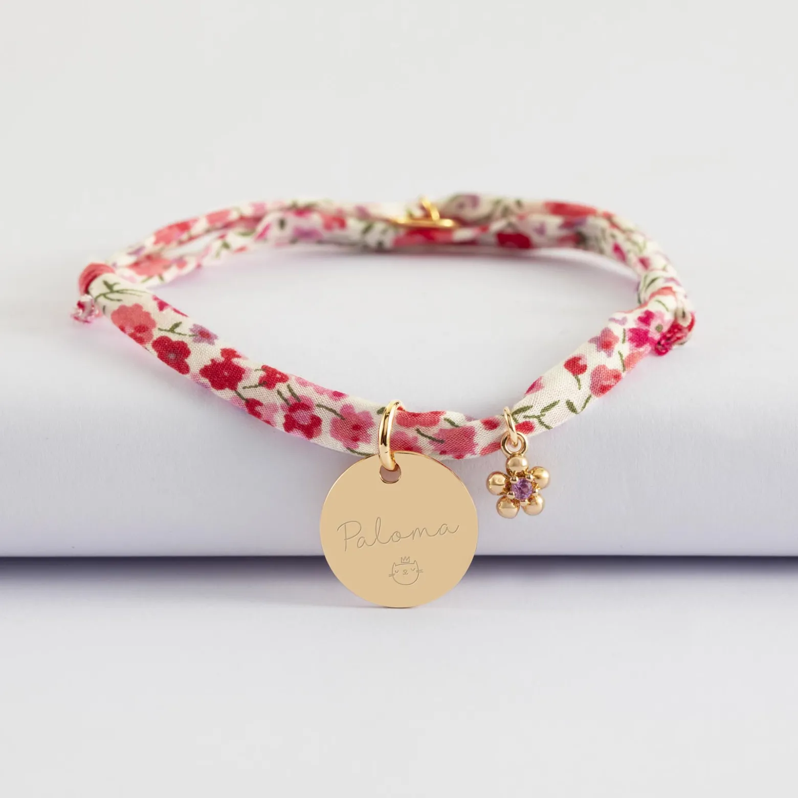 Bracelet enfant Liberty personnalisé médaille gravée plaqué or 15 mm et breloque fleur zircon plaqué or 8 mm