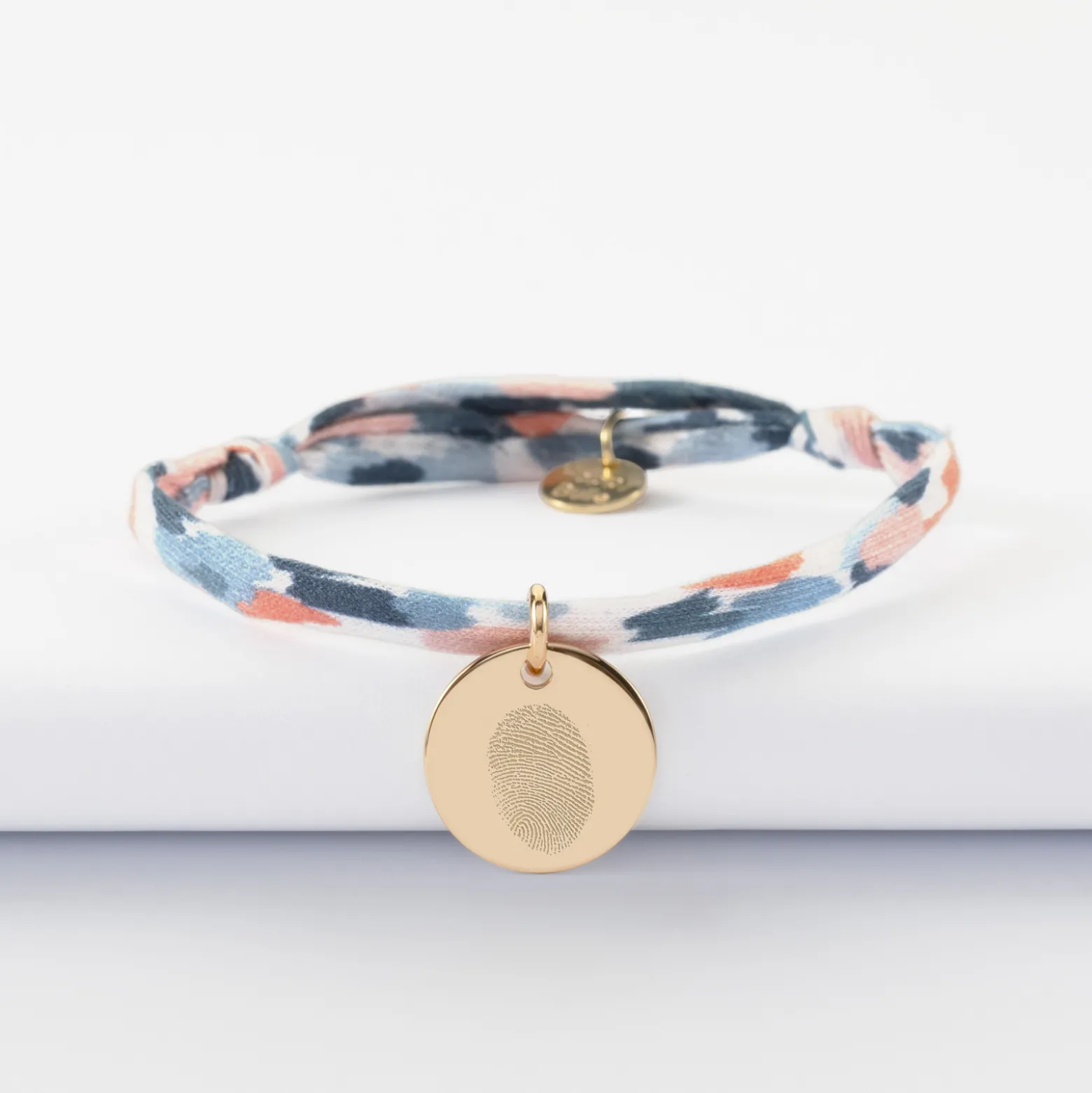 Bracelet enfant Liberty personnalisé médaille martelée gravée plaqué or 15 mm