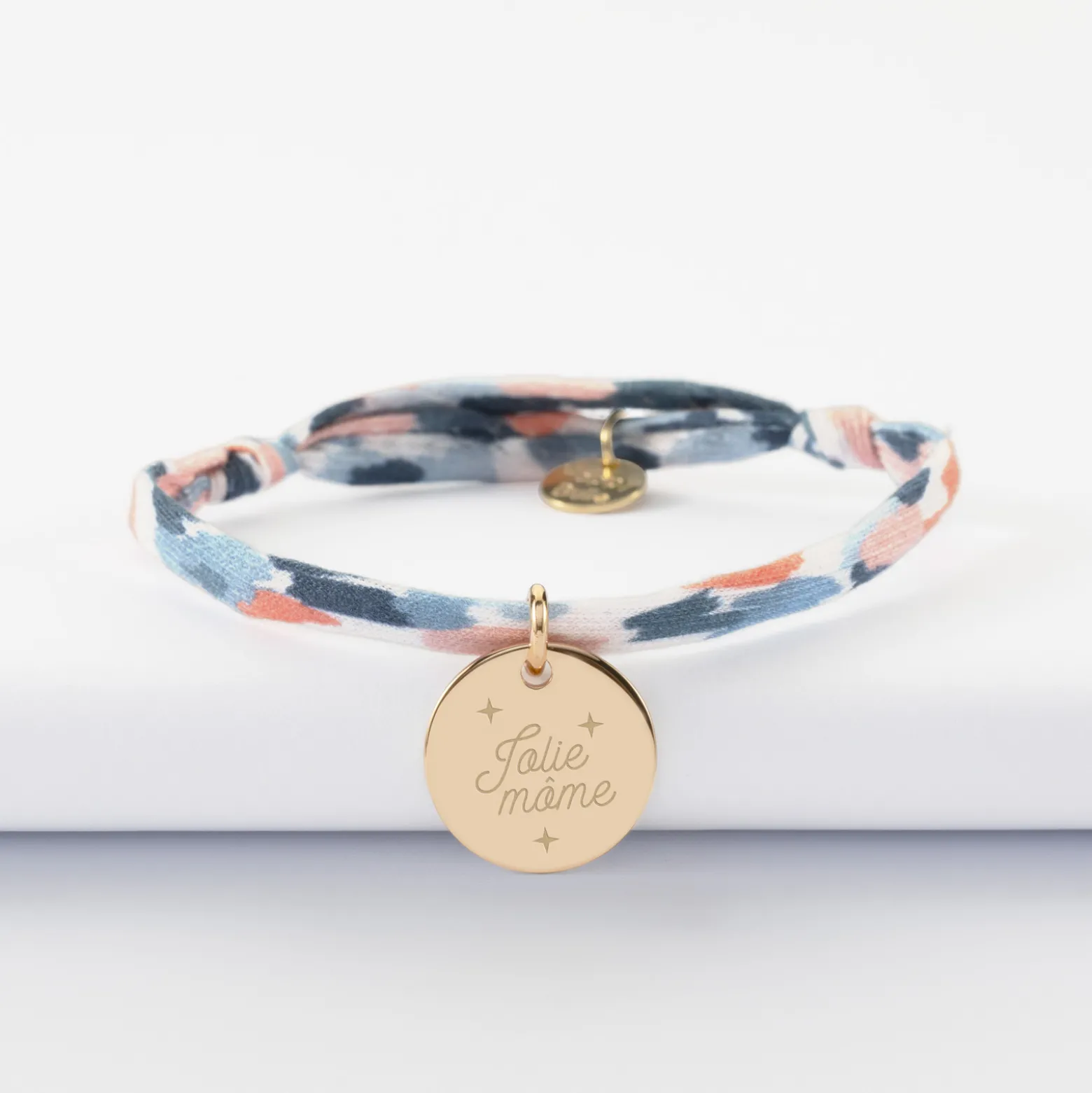 Bracelet enfant Liberty personnalisé médaille martelée gravée plaqué or 15 mm