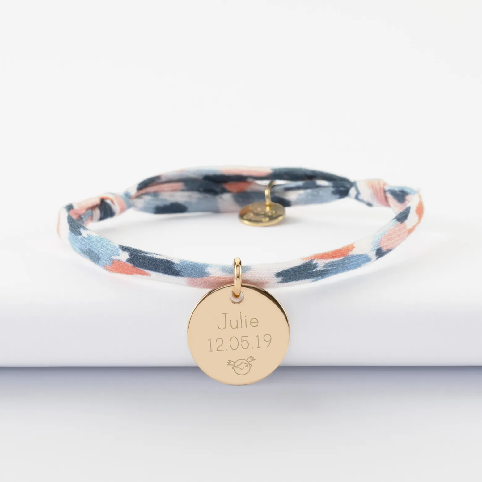Bracelet enfant Liberty personnalisé médaille martelée gravée plaqué or 15 mm
