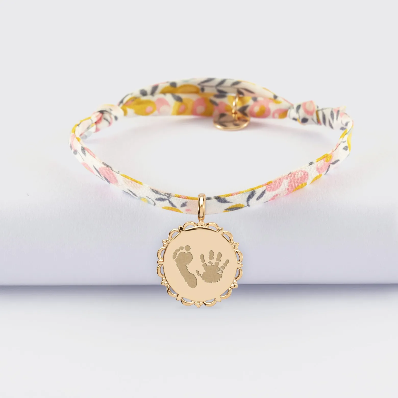 Bracelet enfant Liberty personnalisé médaille vintage dentelée gravée plaqué or 17 mm