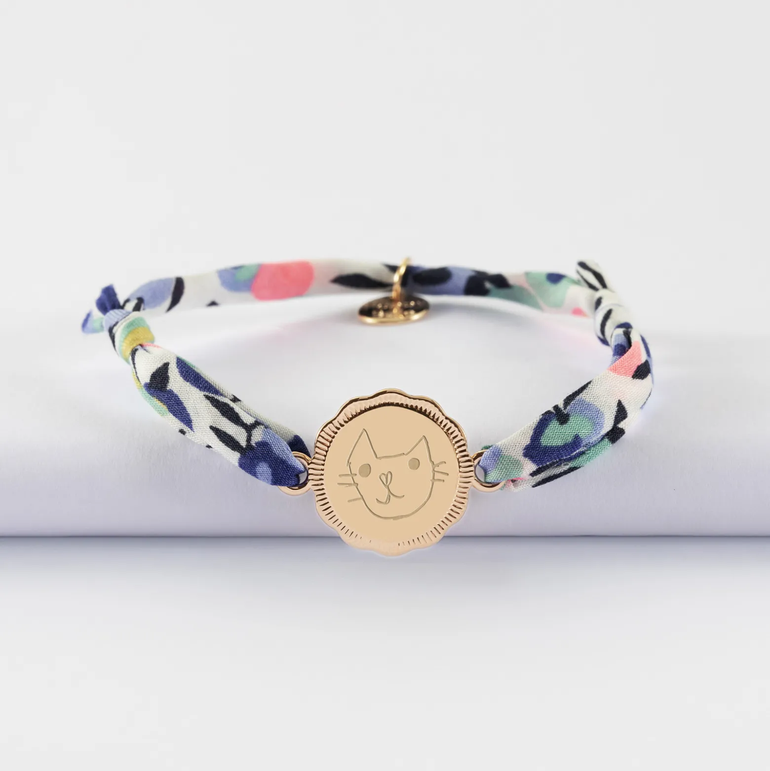 Bracelet enfant Liberty personnalisé médaille contour fleur gravée plaqué or 2 trous 15 mm