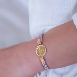 Bracelet enfant Liberty personnalisé médaille contour fleur gravée plaqué or 2 trous 15 mm