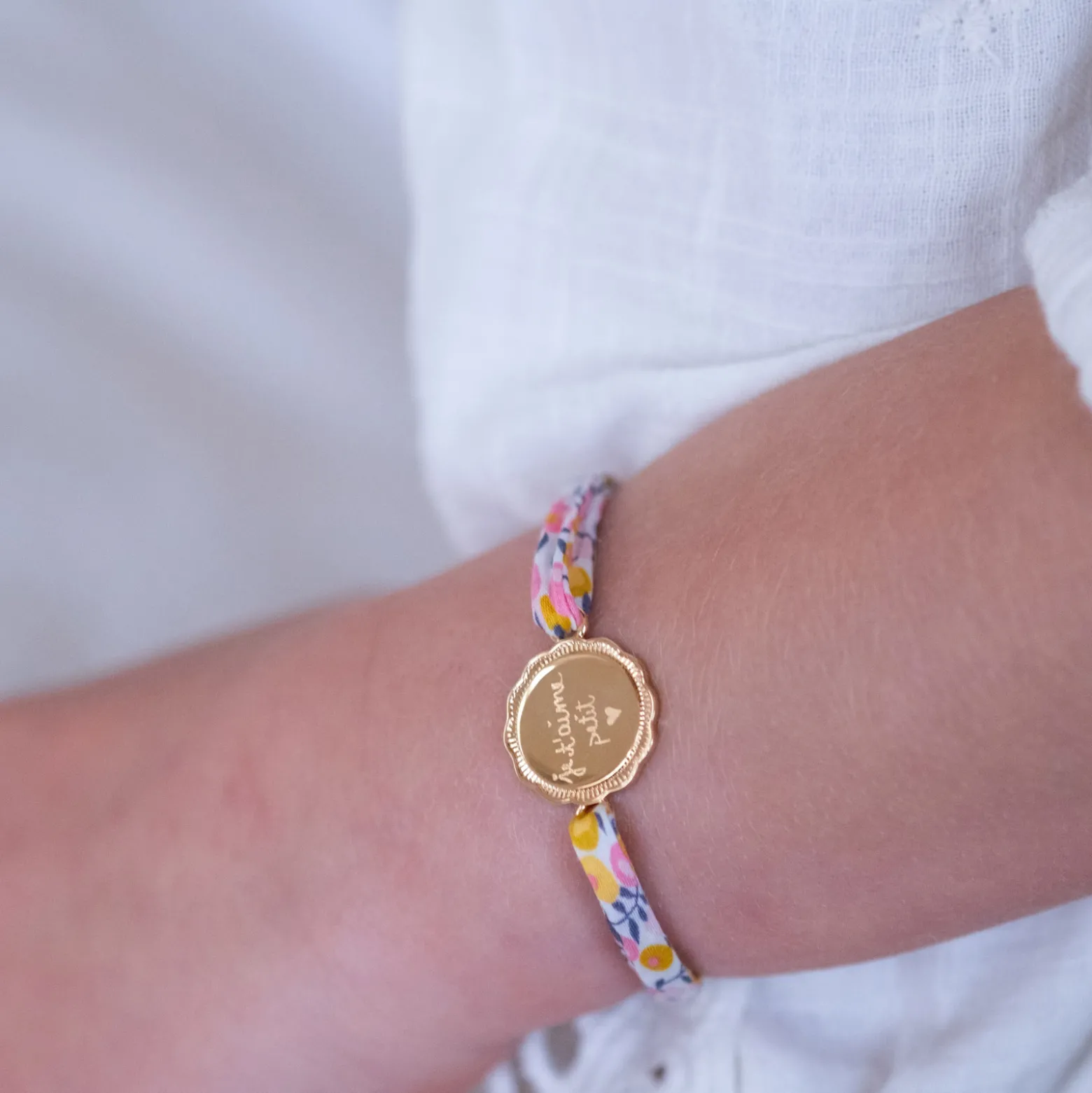 Bracelet enfant Liberty personnalisé médaille contour fleur gravée plaqué or 2 trous 15 mm