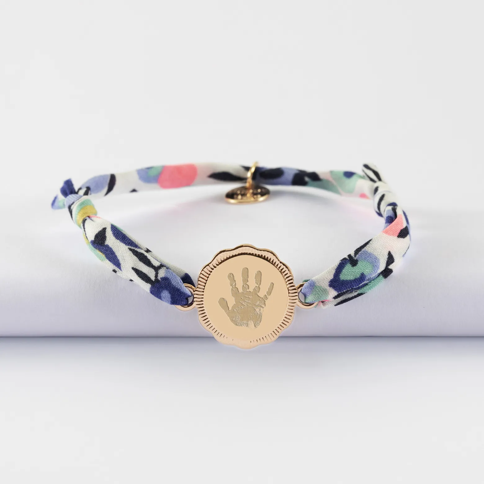 Bracelet enfant Liberty personnalisé médaille contour fleur gravée plaqué or 2 trous 15 mm