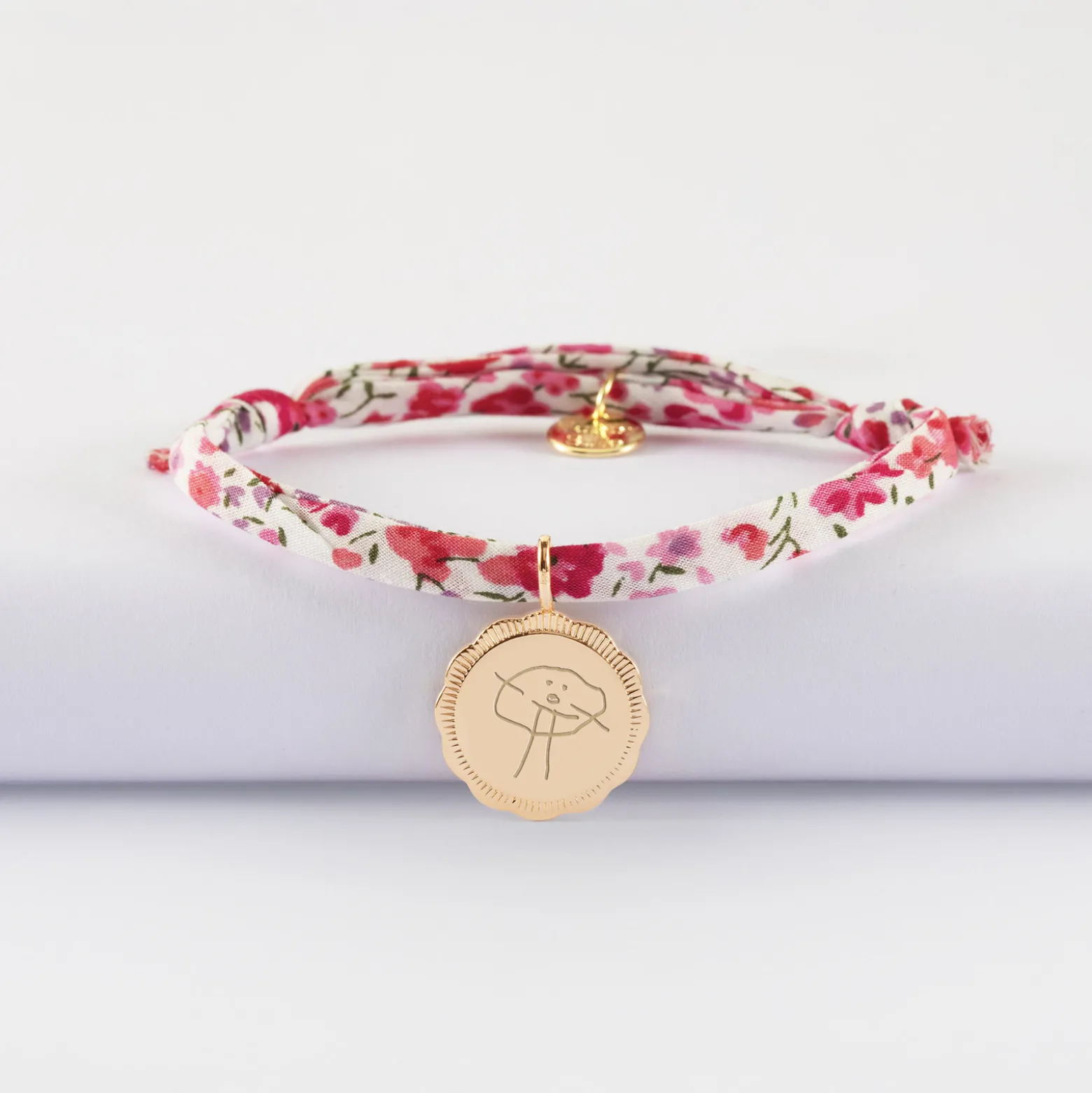 Bracelet enfant Liberty personnalisé médaille contour fleur gravée plaqué or 15 mm