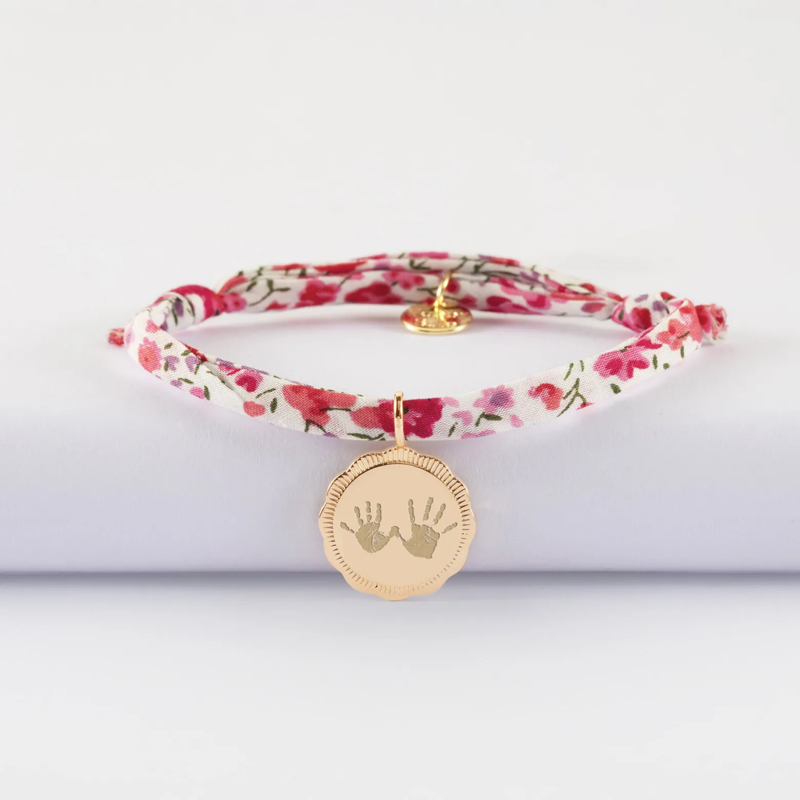 Bracelet enfant Liberty personnalisé médaille contour fleur gravée plaqué or 15 mm