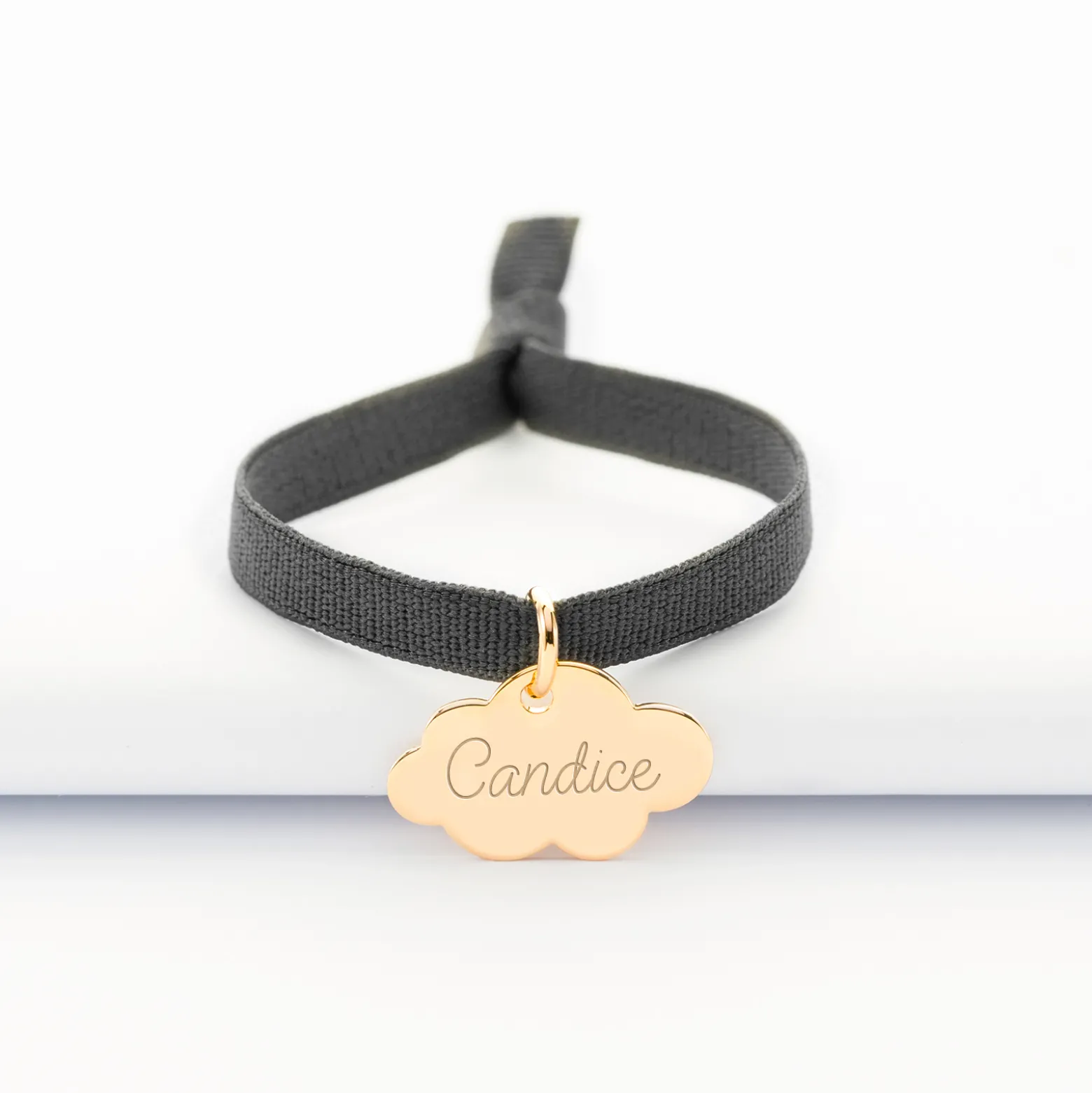 Bracelet enfant personnalisé cordon élastique médaille gravée plaqué or nuage 20x14 mm