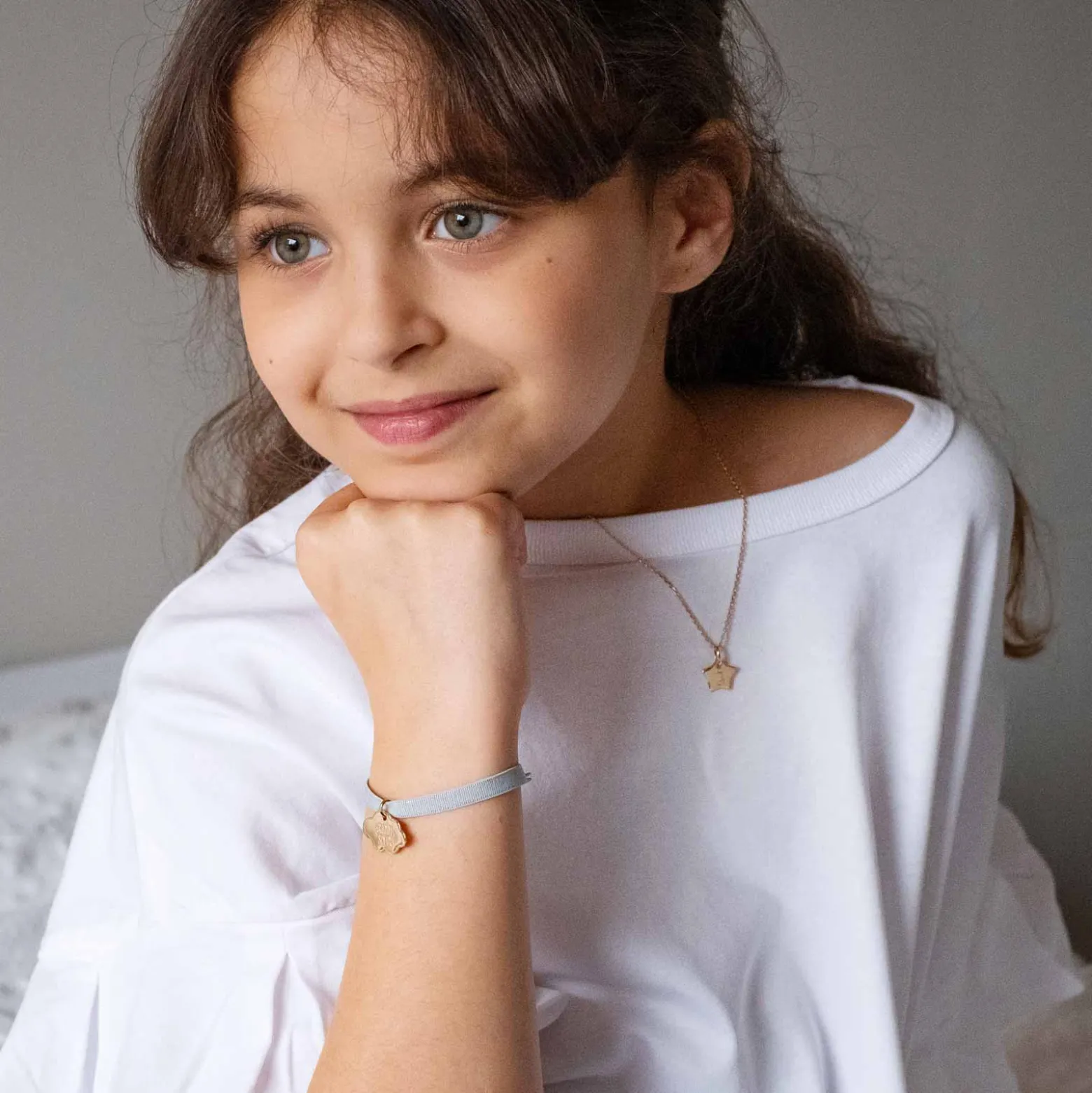 Bracelet enfant personnalisé cordon élastique médaille gravée plaqué or nuage 20x14 mm