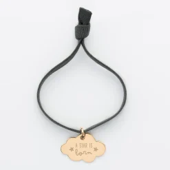 Bracelet enfant personnalisé cordon élastique médaille gravée plaqué or nuage 20x14 mm