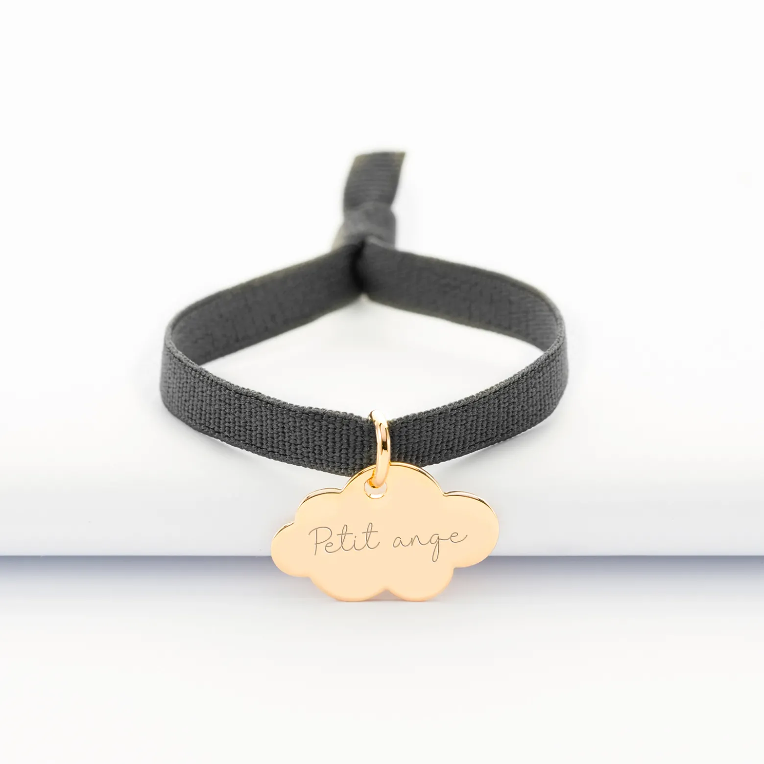 Bracelet enfant personnalisé cordon élastique médaille gravée plaqué or nuage 20x14 mm