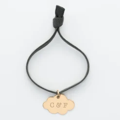 Bracelet enfant personnalisé cordon élastique médaille gravée plaqué or nuage 20x14 mm