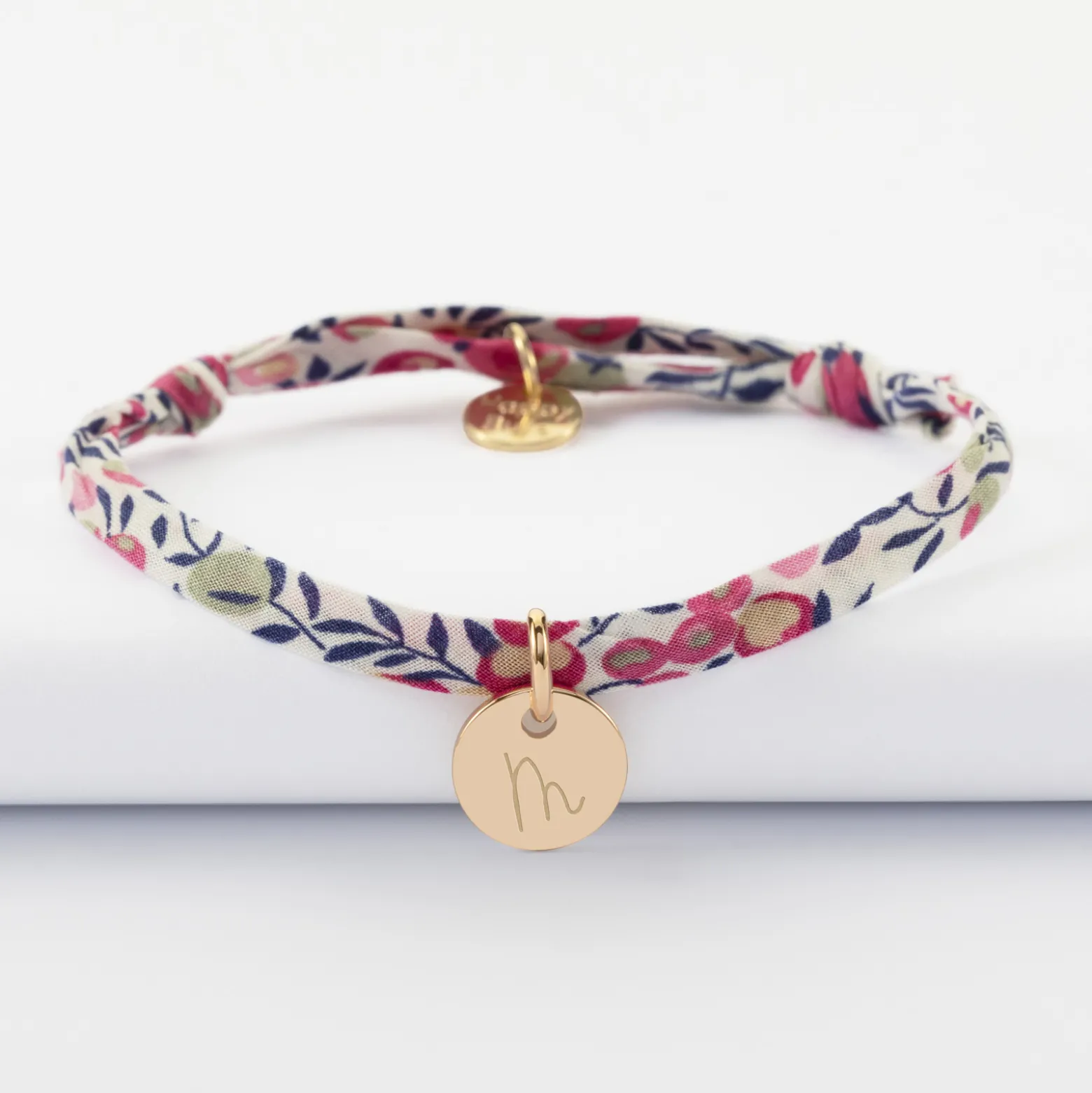 Bracelet enfant personnalisé Liberty médaille martelée gravée plaqué or 10 mm