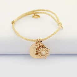 Bracelet enfant personnalisé cordon pailleté médaille gravée plaqué or 15 mm et breloque marguerite scintillante 13 mm