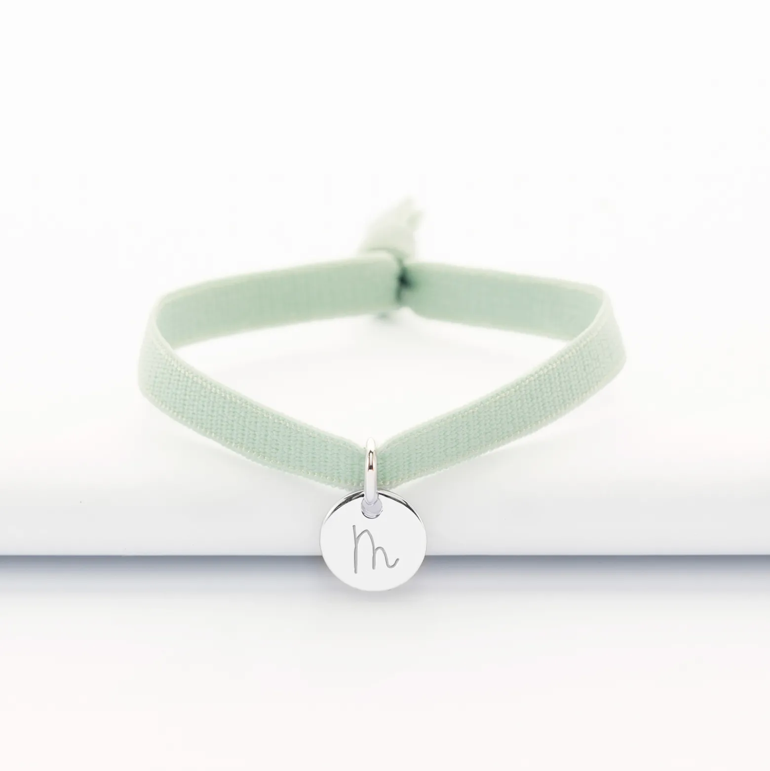 Bracelet enfant personnalisé cordon élastique médaille gravée argent initiale 10 mm