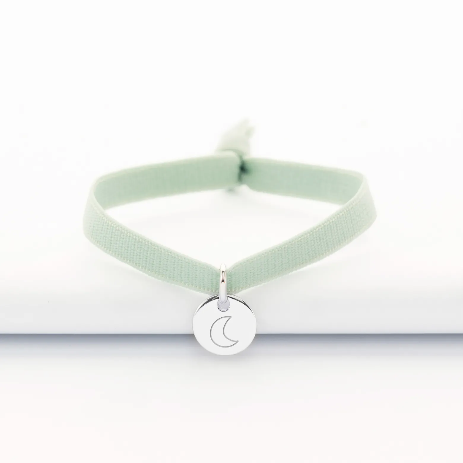 Bracelet enfant personnalisé cordon élastique médaille gravée argent initiale 10 mm