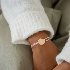 Bracelet enfant personnalisé initiale médaille gravée plaqué or 2 trous 15 mm - HappyBulle x Marie Savart