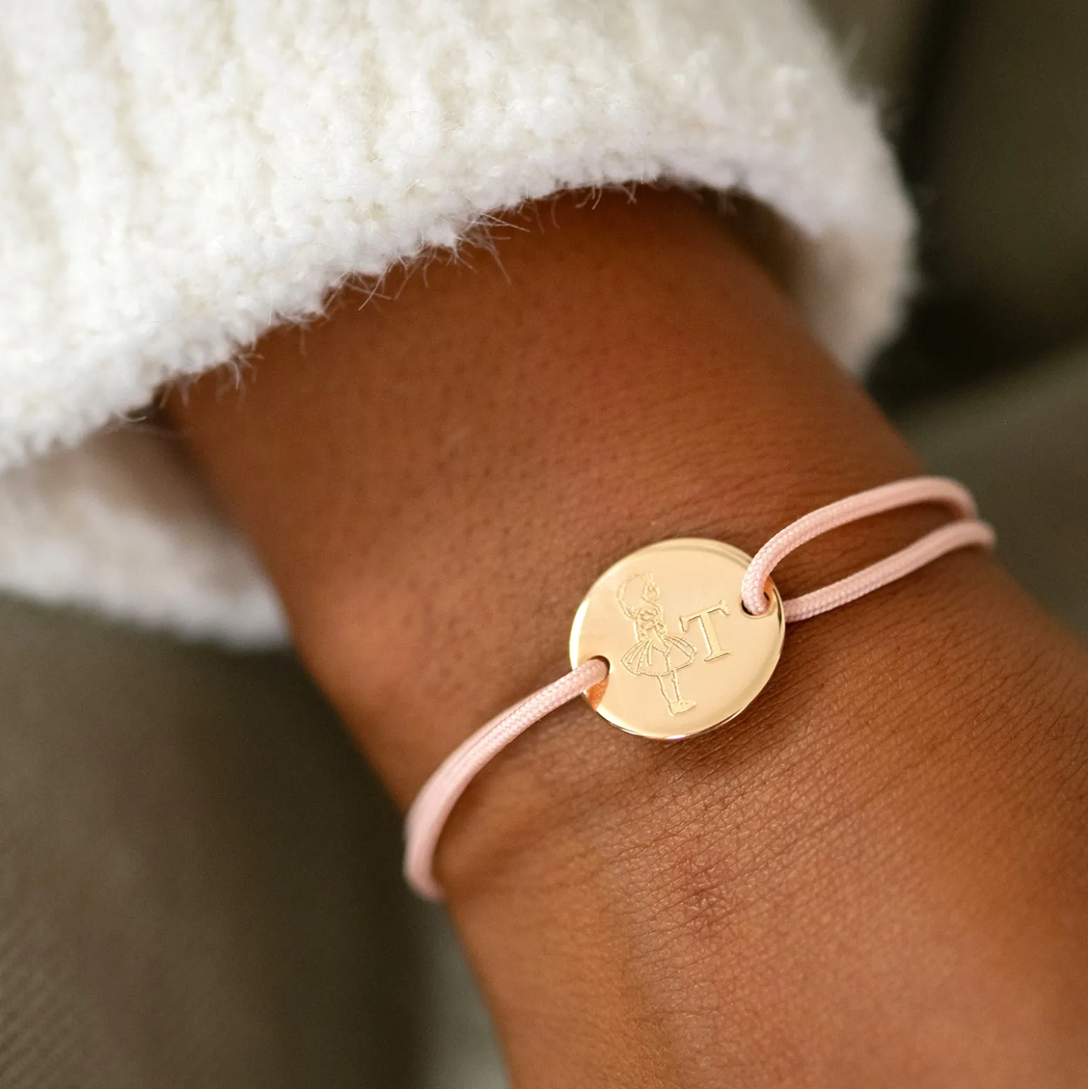 Bracelet enfant personnalisé illustration médaille gravée plaqué or 2 trous 15 mm - HappyBulle x Marie Savart