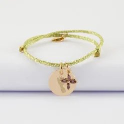 Bracelet enfant personnalisé cordon pailleté médaille gravée plaqué or 15 mm et breloque fleur pétales zircons 10 mm