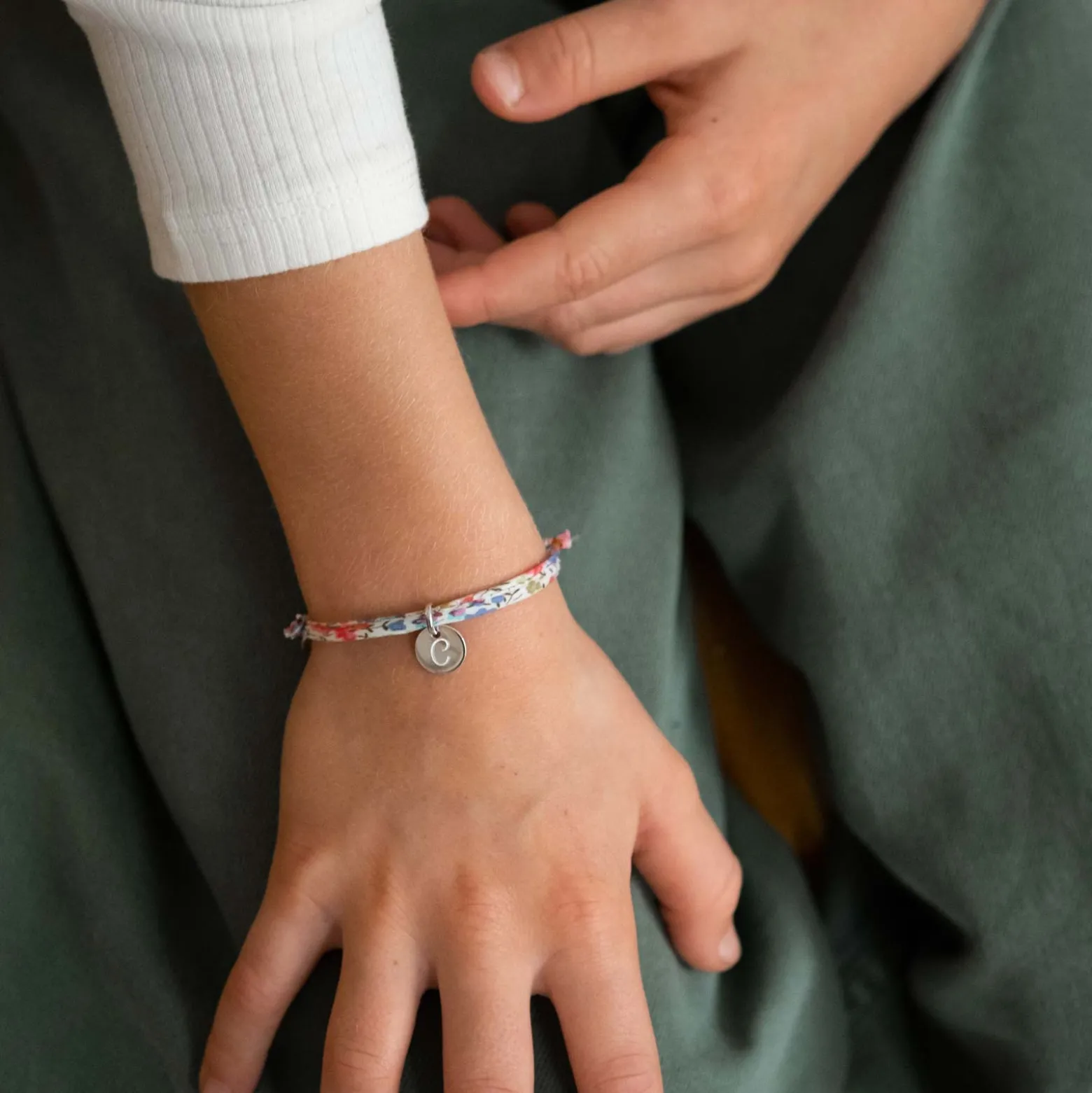 Bracelet enfant personnalisé Liberty médaille gravée initiale argent 10mm