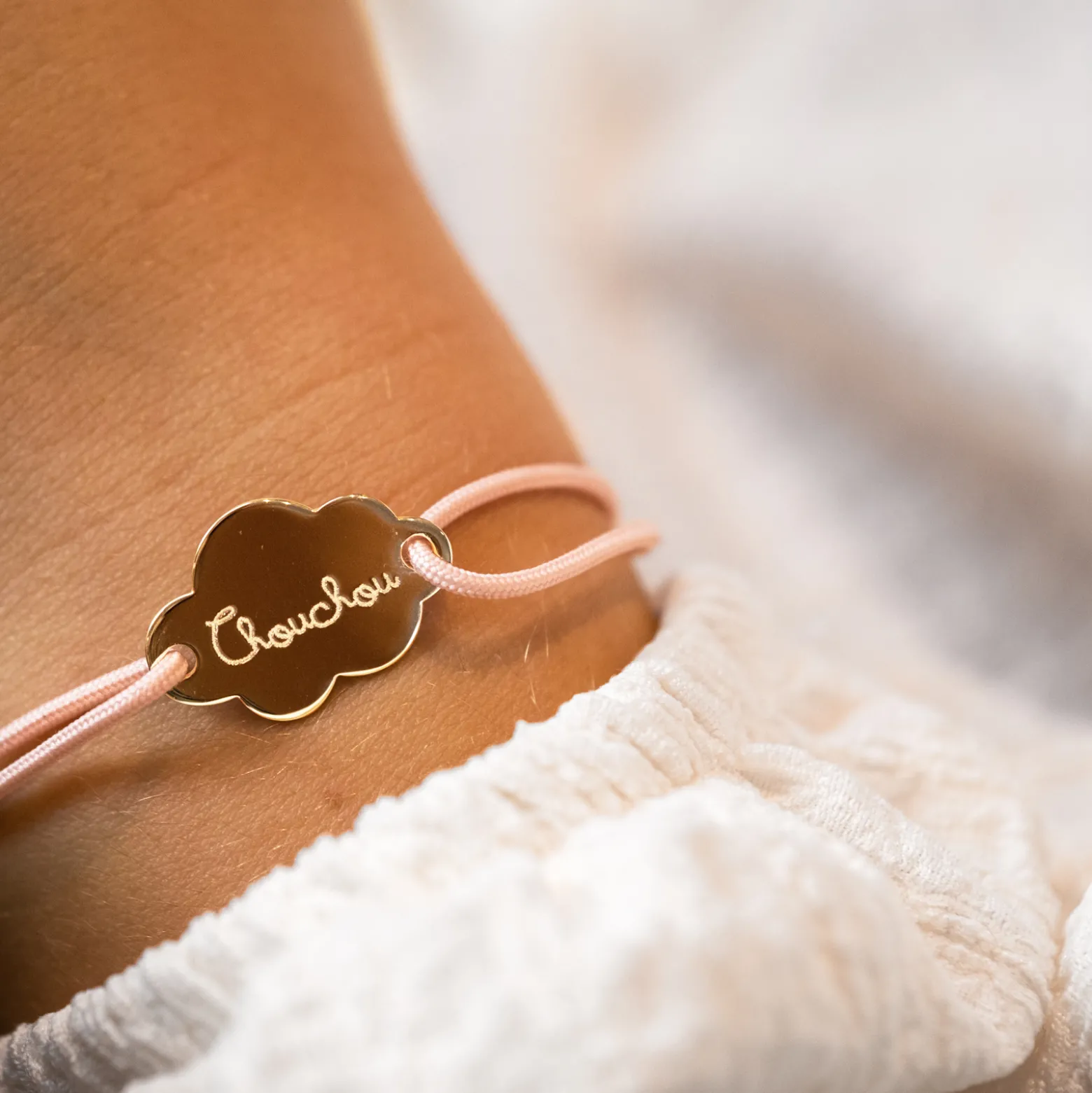 Bracelet enfant personnalisé médaille gravée plaqué or nuage 2 trous 20x14 mm