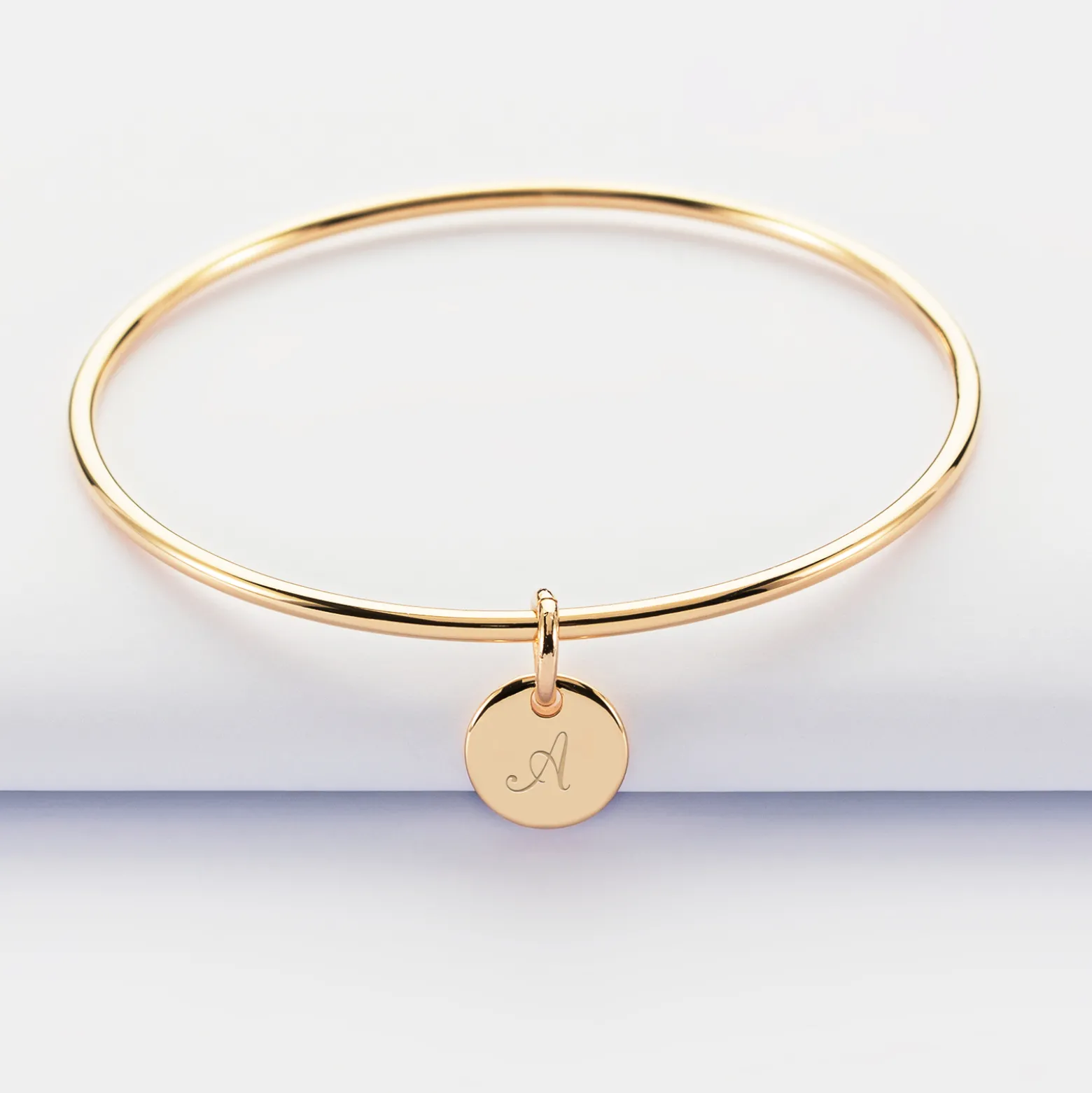 Bracelet enfant personnalisé jonc plaqué or médaille gravée initiale 10 mm