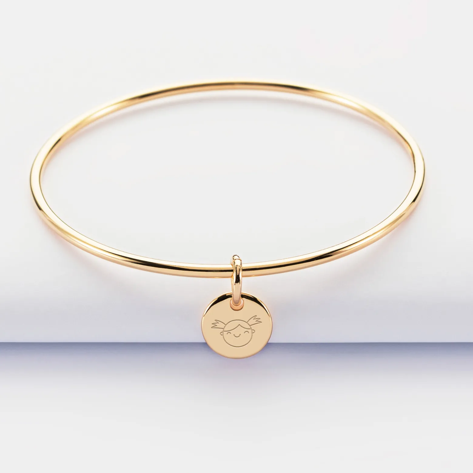 Bracelet enfant personnalisé jonc plaqué or médaille gravée initiale 10 mm
