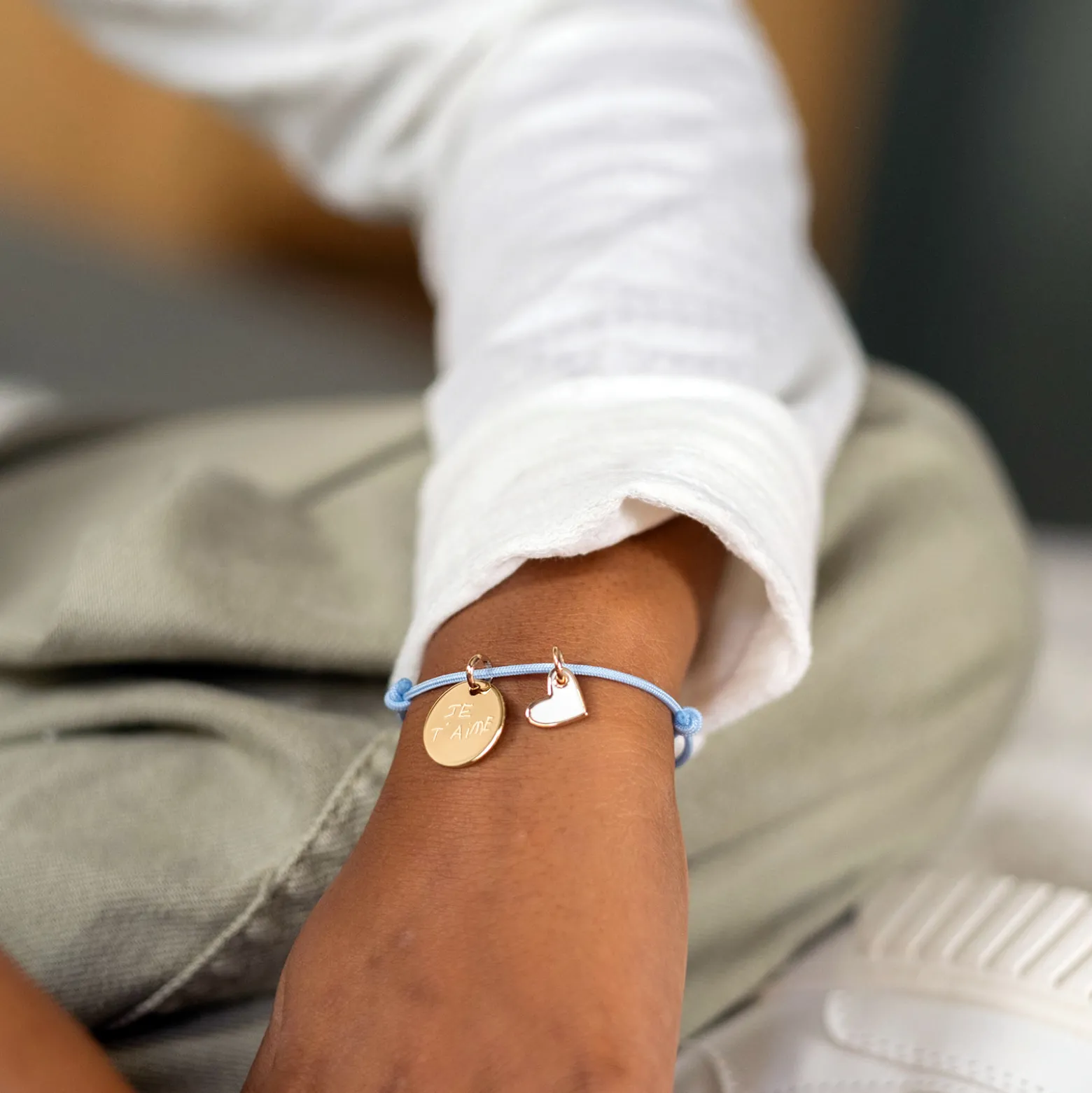 Bracelet enfant personnalisé médaille gravée plaqué or 15 mm et breloque coeur email 10 mm
