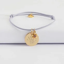 Bracelet enfant personnalisé médaille gravée plaqué or 15 mm et breloque fleur zircon plaqué or 8 mm