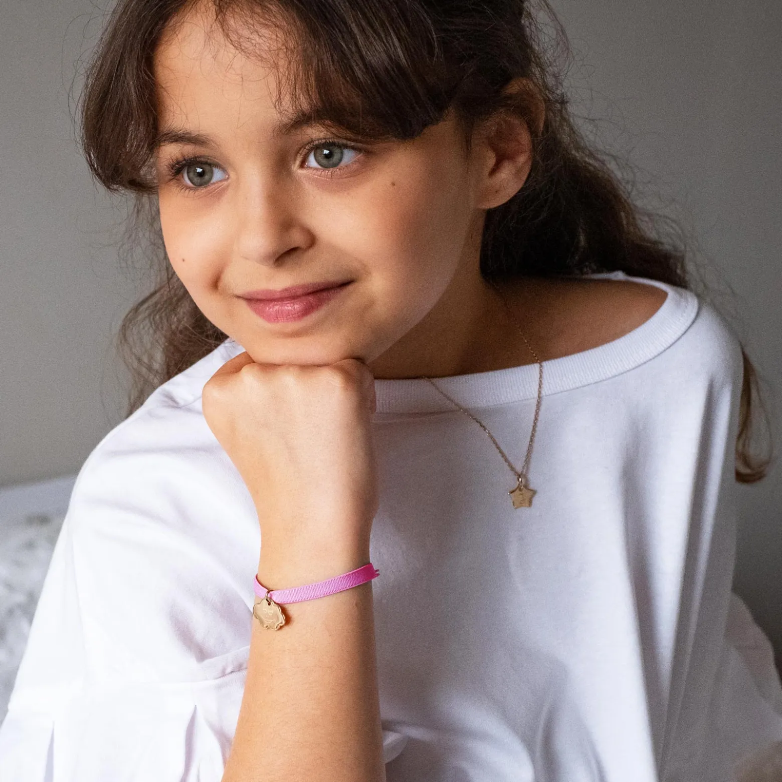 Bracelet enfant personnalisé cordon élastique médaille gravée plaqué or nuage 20x14 mm - Happybulle x Barbapapa