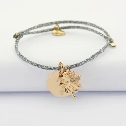 Bracelet enfant personnalisé cordon pailleté médaille gravée plaqué or 15 mm et breloque trèfle scintillant 15 mm