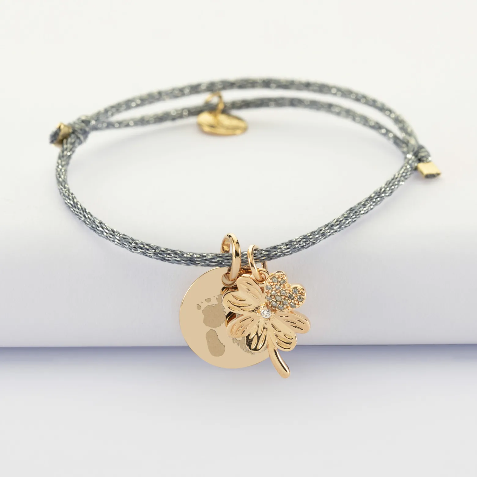 Bracelet enfant personnalisé cordon pailleté médaille gravée plaqué or 15 mm et breloque trèfle scintillant 15 mm