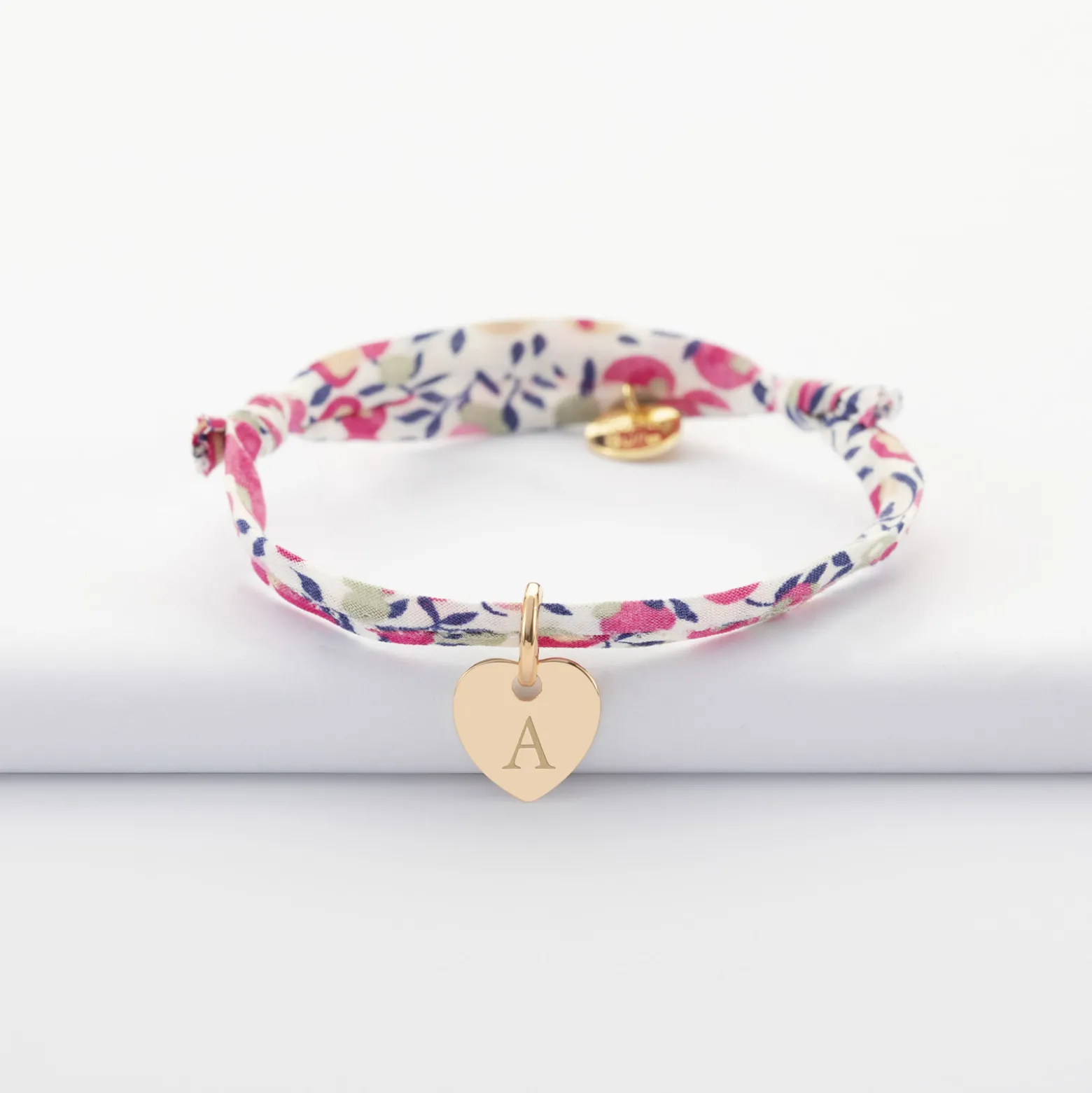 Bracelet enfant personnalisé Liberty médaille initiale gravée plaqué or coeur 10 mm