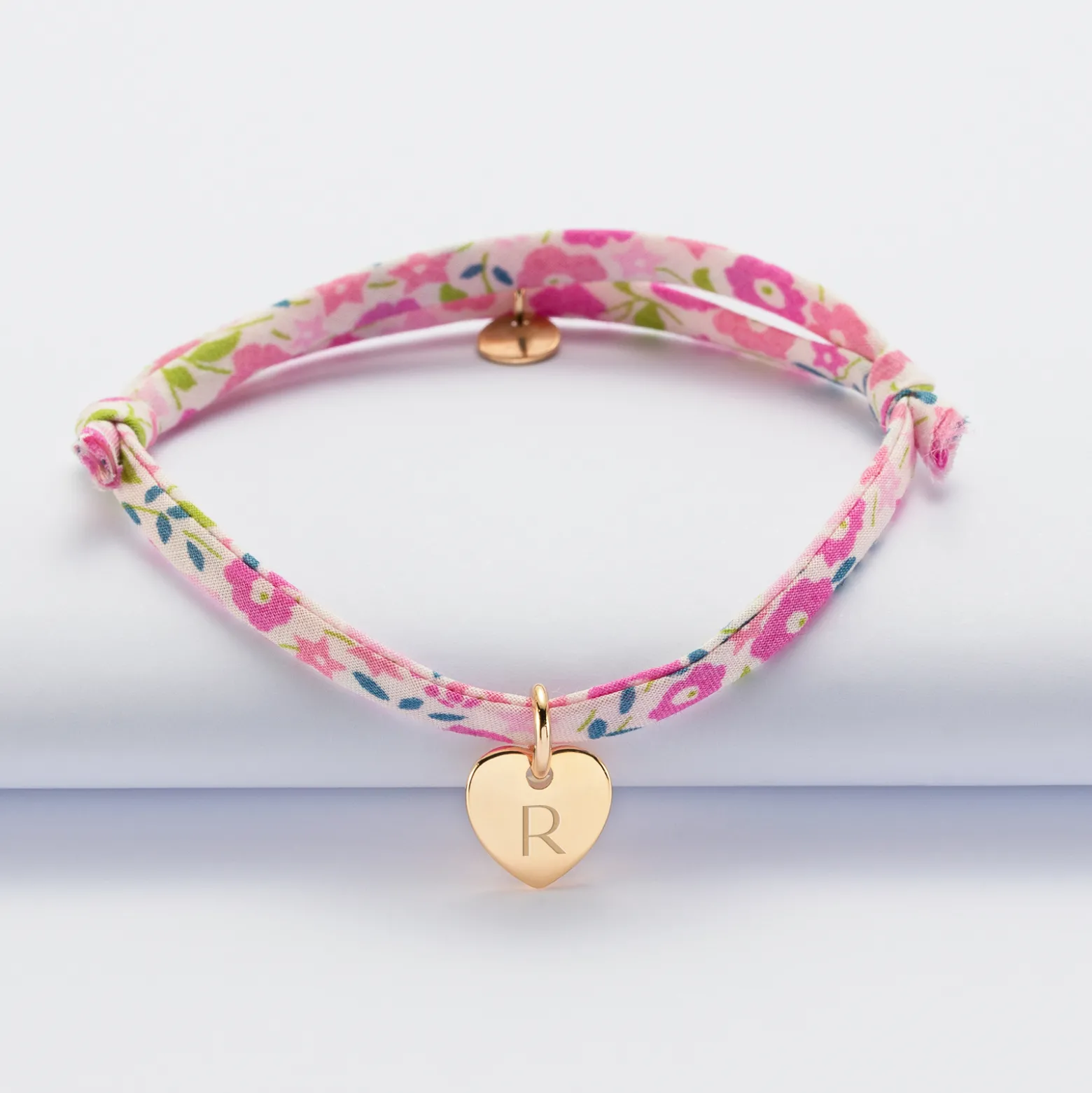 Bracelet enfant personnalisé Liberty médaille initiale gravée plaqué or coeur 10 mm