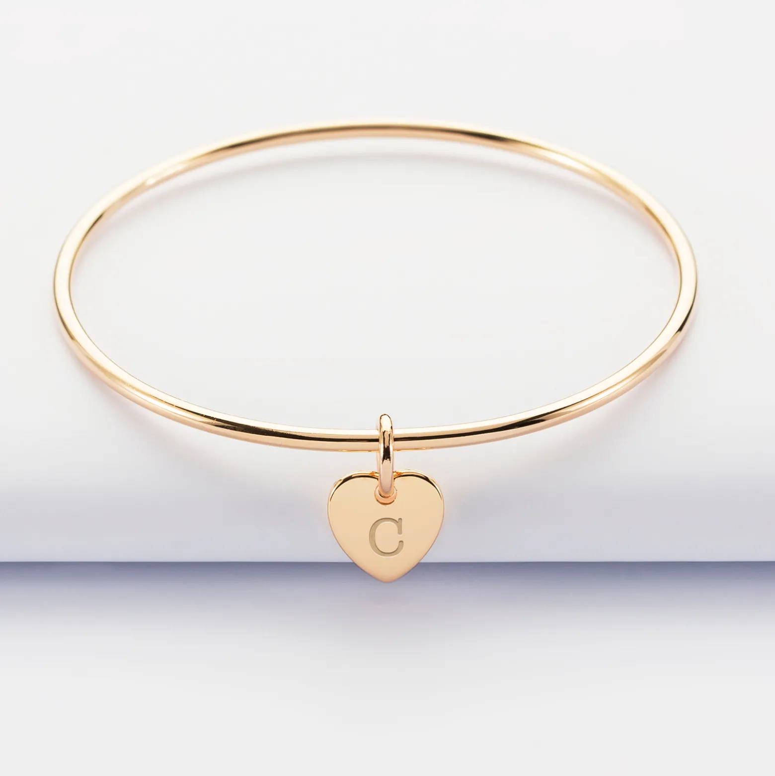 Bracelet enfant personnalisé jonc plaqué or médaille gravée initiale coeur 10 mm