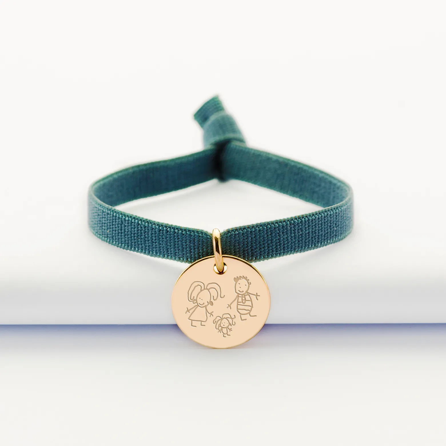 Bracelet enfant personnalisé cordon élastique médaille gravée plaqué or 15 mm