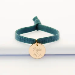 Bracelet enfant personnalisé cordon élastique médaille gravée plaqué or 15 mm