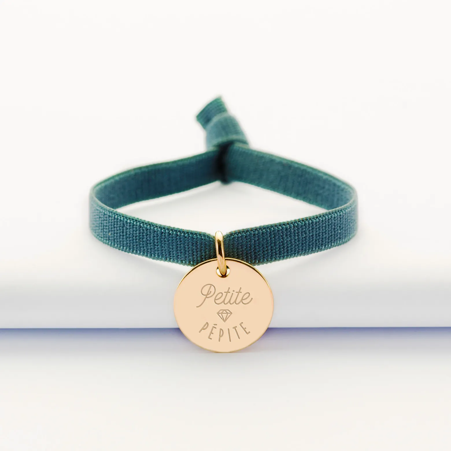 Bracelet enfant personnalisé cordon élastique médaille gravée plaqué or 15 mm